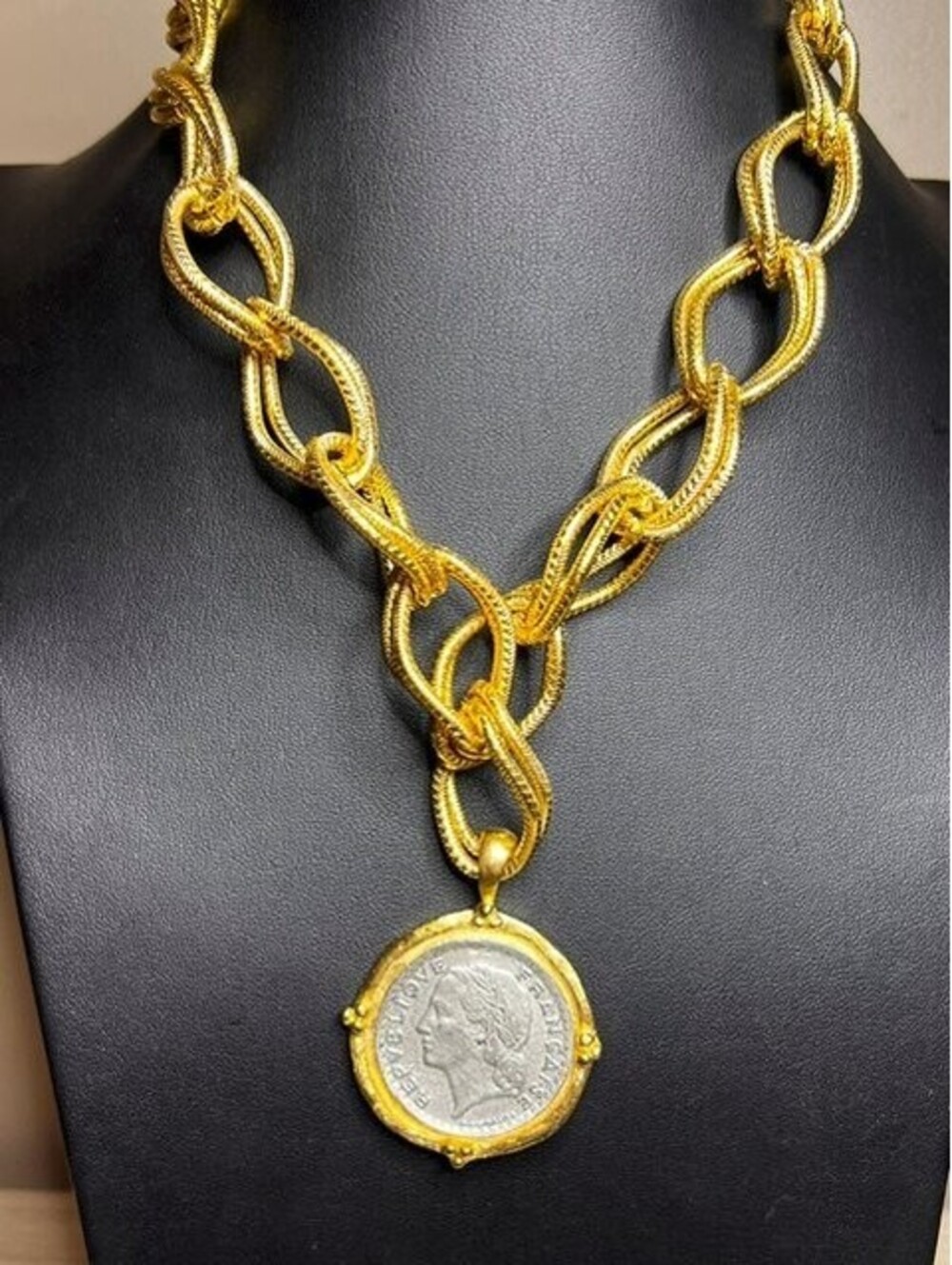 B6071 Susan Shaw Chunky Chain Coin Necklace 18-20" Gold Tone